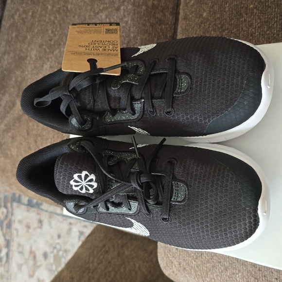 womens white nike shoes size 8